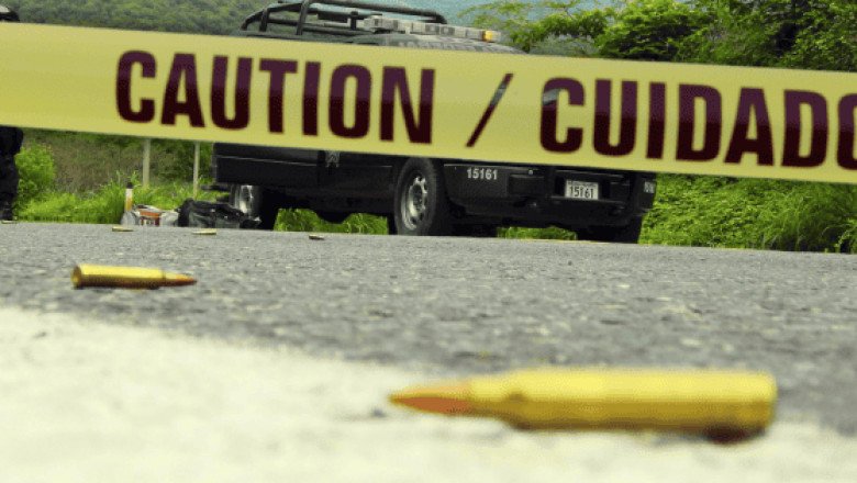 Irrumpen en palenque clandestino y matan a 4 en Michoacán