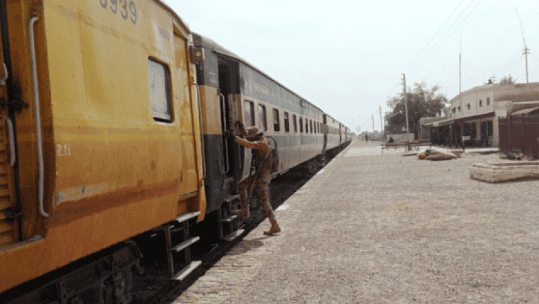 Toma de tren en Pakistán cumple 24 horas