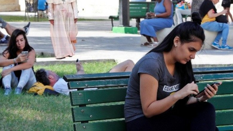 Papa Francisco lamenta el uso excesivo de celulares