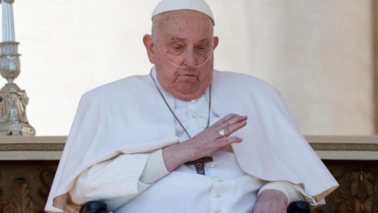 Papa Francisco sorprende y vuelve ante los fieles