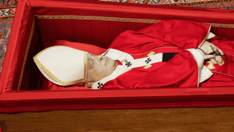 Así se ve expuesto el cuerpo del Papa en el Vaticano (FOTOS)