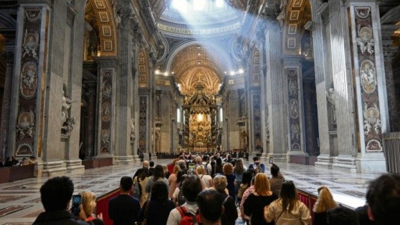 Hacen largas filas para despedir al Papa Francisco