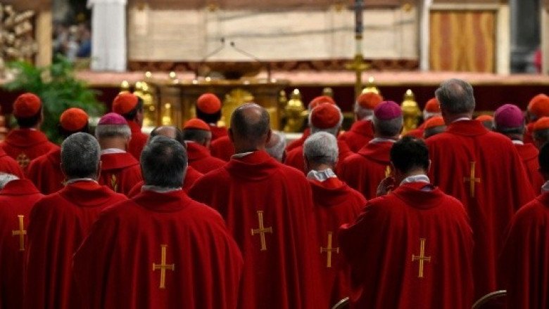Cardenales agradecen a Becciu por renunciar al cónclave