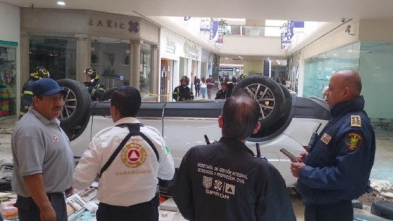 Camioneta cae desde tercer piso en plaza comercial de la CDMX