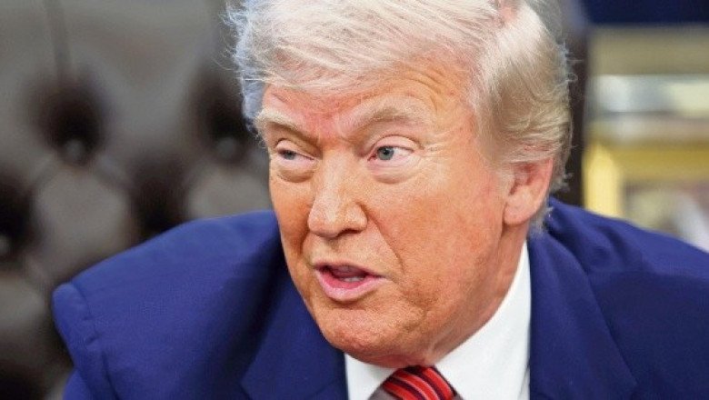 Trump amenaza a Apple con aranceles si no fabrican sus teléfonos en EU