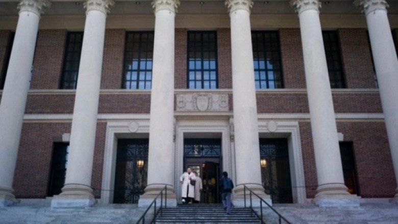 Universidad de Tokio considera aceptar estudiantes afectados de Harvard