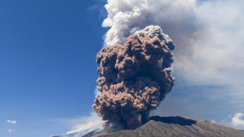 El monte Etna expulsa una espectacular columna de humo y ceniza