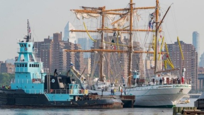 Buque Cuauhtémoc es trasladado a muelle de Brooklyn para reparación