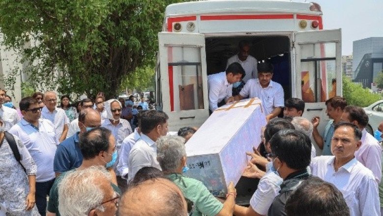 Restos de víctimas de Air India son entregados a sus familiares