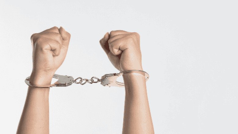 EU aprueba ley para juzgar como adultos a menores en Washington