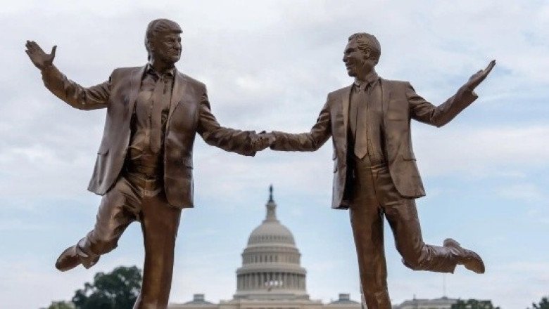 Retiran la escultura de Trump y Epstein agarrados de la mano en Washington