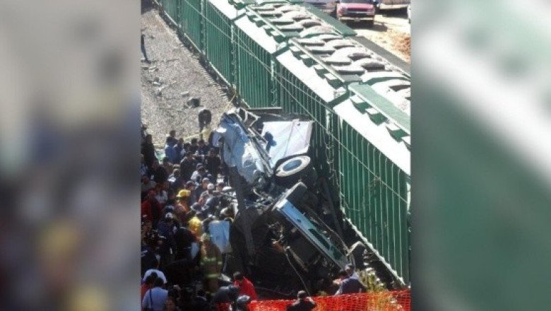 Choque entre tren y camión de pasajeros en Guanajuato deja varios muertos