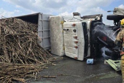 Volcadura en autopista Colima-Guadalajara provoca cierre de un carril