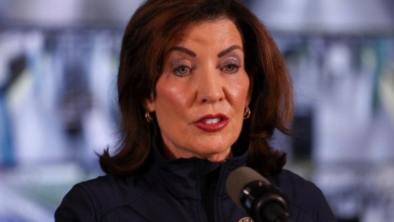 Nueva York busca prohibir que policías locales apoyen en redadas migratorias de ICE