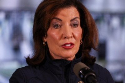 Nueva York busca prohibir que policías locales apoyen en redadas migratorias de ICE