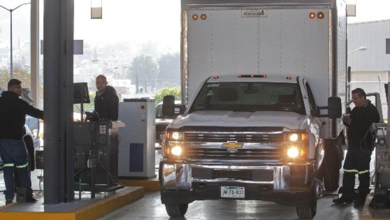 ¿Pueden multarme por conducir con luces altas?