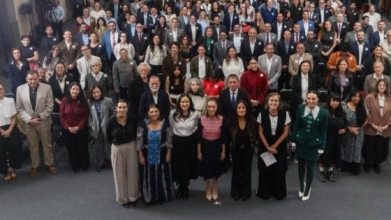 Salma Hayek elogia a Sheinbaum en evento para el Cine Mexicano
