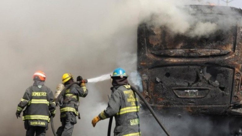 Se registran bloqueos e incendios de vehículos en varios estados de México