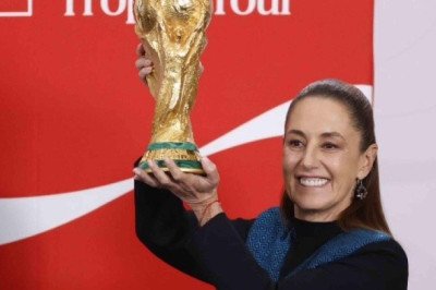 Sheinbaum recibe la Copa del Mundo en Palacio Nacional