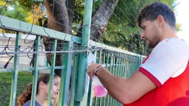 Selección de Irak recibe apoyo de niños y niñas de escuela en Monterrey