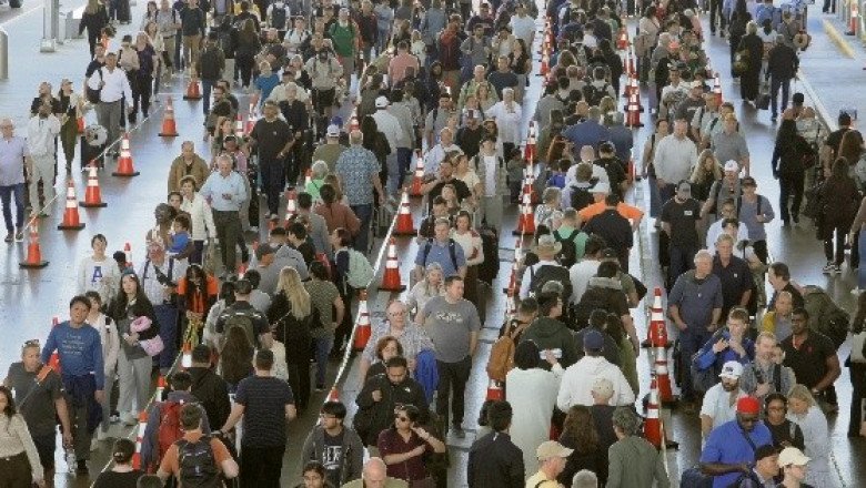 Trump firma orden para pagar a los empleados y reactivar aeropuertos