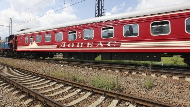 VIDEO: Pasajero ebrio empuja a una inspectora de un tren; sufre grave lesión