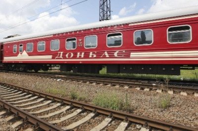 VIDEO: Pasajero ebrio empuja a una inspectora de un tren; sufre grave lesión