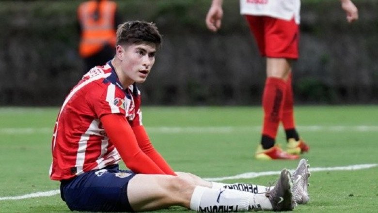 Hormiga González fue consolado por jugadores de Chivas tras perder campeonato de goleo