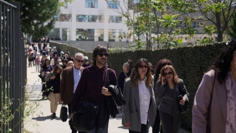 Hombre armado ataca oficina pública y tribunal en Atenas