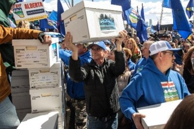 Alberta podría separarse de Canadá; reúnen miles de firmas para ello
