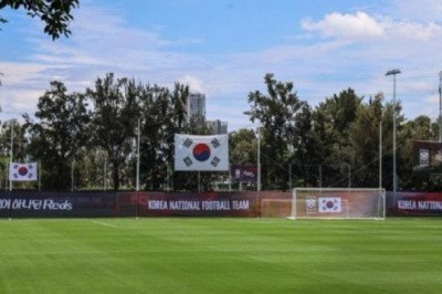 Kim Seung-gyu elogia las instalaciones de Verde Valle y destaca la calidad del césped
