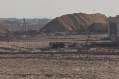 Barrera de arena israelí paraliza la vida de miles de desplazados en Gaza