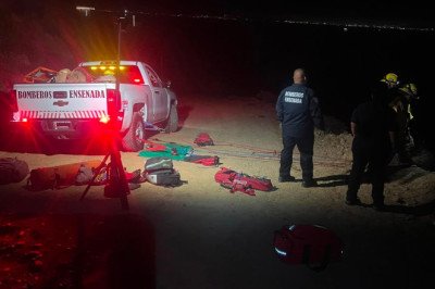Mujer es rescatada tras caer a un barranco en la carretera a La Bufadora