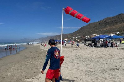Salvavidas de Ensenada rescatan a hombre atrapado en corriente de retorno en Playa La Misión