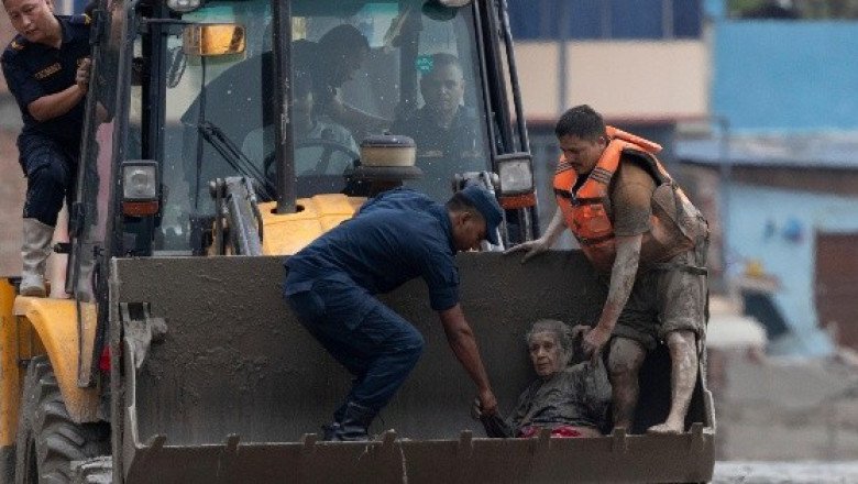 Suman 98 muertos tras riada en Nepal; hay más de 700 personas desaparecidas