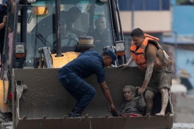 Suman 98 muertos tras riada en Nepal; hay más de 700 personas desaparecidas