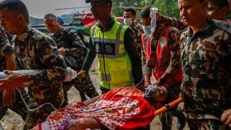 Nepal eleva a mil 295 los muertos por riada y rescata a dos trabajadores con vida