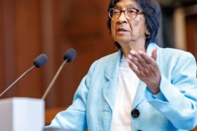 "Puede que comparta este premio con Trump": bromea la nueva Nobel de la Paz