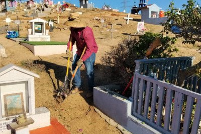 Realiza Gobierno de Ensenada limpieza y mantenimiento de panteones municipales por Día de Muertos